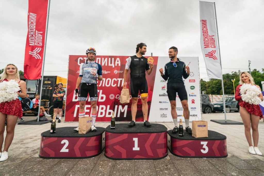 Награждение велосипедный спорт на пьедестале вишнёвого цвета